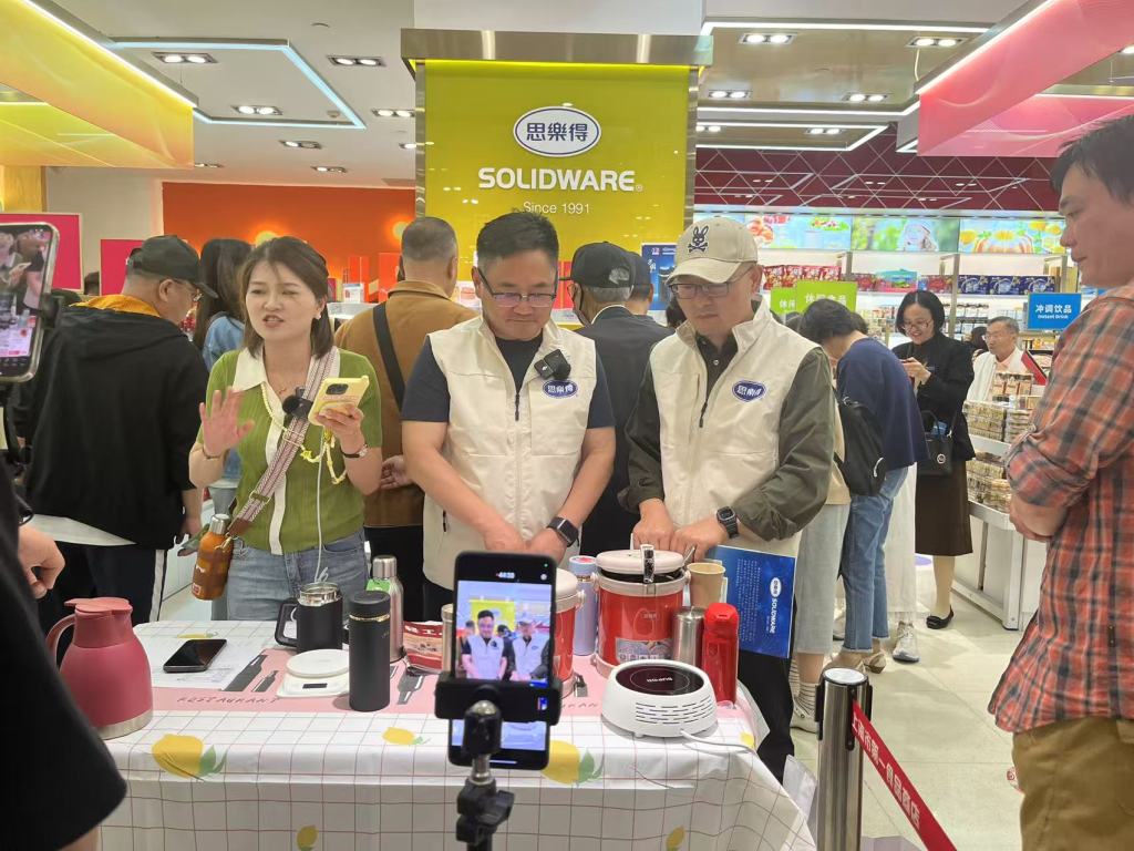 韧性十足的中国外贸企业:“不倒翁”被摁下去,还会再弹起来 第2张 韧性十足的中国外贸企业:“不倒翁”被摁下去,还会再弹起来 第2张