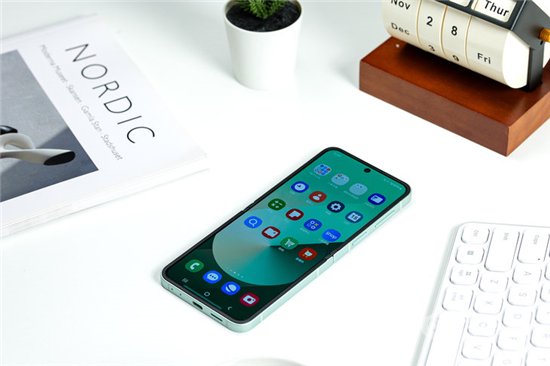 首款骁龙8 Gen3小折叠 三星Galaxy Z Flip6手机评测  第8张