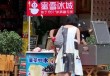 转卖蜜雪冰城柠檬水小伙分享经验，蜜雪门店：鼓励，但要注意食品安全