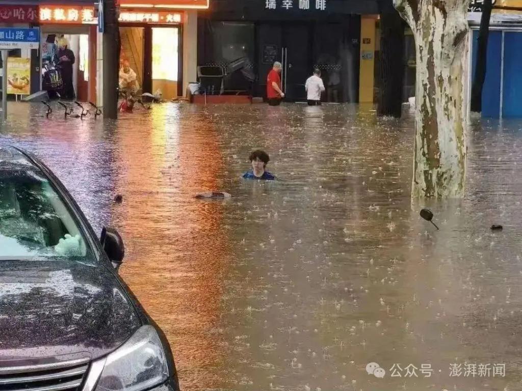 武汉发布暴雨临灾警报！武大校门口被淹，“有人过马路积水接近胸口”！保卫部：积水基本已消退	，目前水到脚踝处  第1张